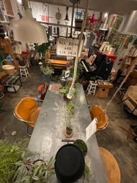 家具の配置は変えられるのでご相談ください - カフェ　Under the Mat（アンダーザマット） 撮影に最適　カフェスペース　各種サービス・設備ありの室内の写真