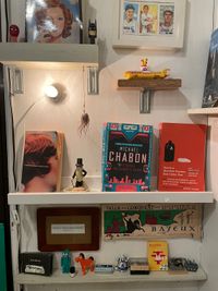 インテリアはしまっても大丈夫なので、棚を使ってディスプレイできます（展示会、個展などで使用）。 - カフェ　Under the Mat（アンダーザマット） 撮影に最適　カフェスペース　各種サービス・設備ありの室内の写真