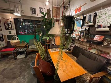 家具の配置は変えられるのでご相談ください - カフェ　Under the Mat（アンダーザマット） 撮影に最適　カフェスペース　各種サービス・設備ありの室内の写真