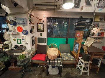 家具の配置は変えられるのでご相談ください - カフェ　Under the Mat（アンダーザマット） 撮影に最適　カフェスペース　各種サービス・設備ありの室内の写真