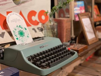 インテリアはしまっても大丈夫なので、棚を使ってディスプレイできます（展示会、個展などで使用）。 - カフェ　Under the Mat（アンダーザマット） 撮影に最適　カフェスペース　各種サービス・設備ありの室内の写真