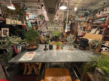 家具の配置は変えられるのでご相談ください - カフェ　Under the Mat（アンダーザマット） 撮影に最適　カフェスペース　各種サービス・設備ありの室内の写真