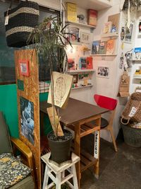 家具の配置は変えられるのでご相談ください - カフェ　Under the Mat（アンダーザマット） 撮影に最適　カフェスペース　各種サービス・設備ありの室内の写真
