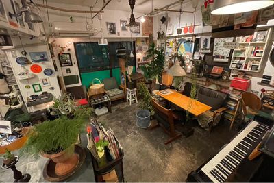 家具の配置は変えられるのでご相談ください - カフェ　Under the Mat（アンダーザマット） 撮影に最適　カフェスペース　各種サービス・設備ありの室内の写真