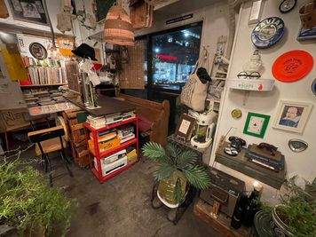 家具の配置は変えられるのでご相談ください - カフェ　Under the Mat（アンダーザマット） 撮影に最適　カフェスペース　各種サービス・設備ありの室内の写真