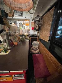 家具の配置は変えられるのでご相談ください - カフェ　Under the Mat（アンダーザマット） 撮影に最適　カフェスペース　各種サービス・設備ありの室内の写真