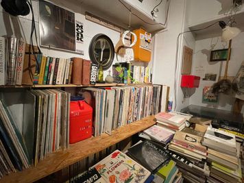 インテリアはしまっても大丈夫なので、棚を使ってディスプレイできます（展示会、個展などで使用）。 - カフェ　Under the Mat（アンダーザマット） 撮影に最適　カフェスペース　各種サービス・設備ありの室内の写真