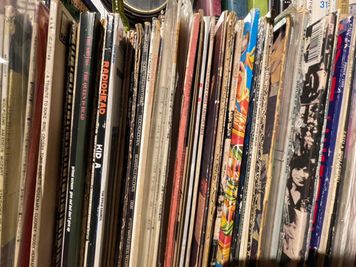 レコードも多数そろえています！ - カフェ　Under the Mat（アンダーザマット） 撮影に最適　カフェスペース　各種サービス・設備ありの室内の写真