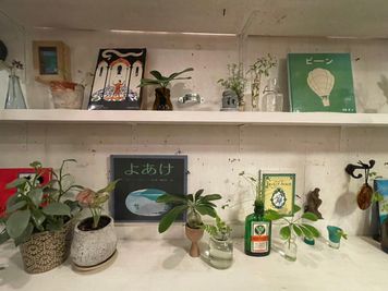 インテリアはしまっても大丈夫なので、棚を使ってディスプレイできます（展示会、個展などで使用）。 - カフェ　Under the Mat（アンダーザマット） 撮影に最適　カフェスペース　各種サービス・設備ありの室内の写真