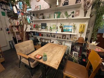 家具の配置は変えられるのでご相談ください - カフェ　Under the Mat（アンダーザマット） 撮影に最適　カフェスペース　各種サービス・設備ありの室内の写真