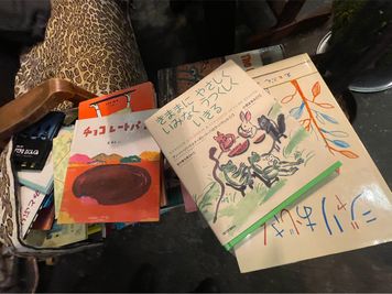 大人もお子様も楽しめる絵本 - カフェ　Under the Mat（アンダーザマット） 撮影に最適　カフェスペース　各種サービス・設備ありの設備の写真