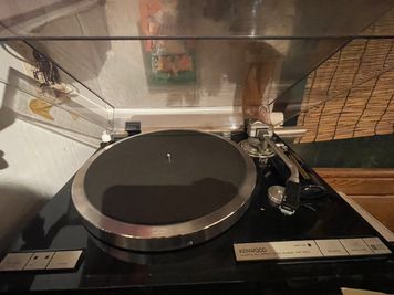 レコードプレイヤー - カフェ　Under the Mat（アンダーザマット） 撮影に最適　カフェスペース　各種サービス・設備ありの室内の写真