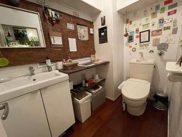 トイレ - カフェ　Under the Mat（アンダーザマット） 撮影に最適　カフェスペース　各種サービス・設備ありの室内の写真