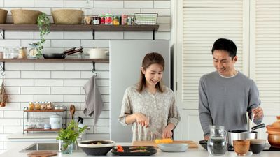 室内のキッチンは上下水道がつながっていないイミテーションですが調理シーンイメージ等でご使用いただけます(実際の調理はできません) - Aスタジオ 大町 Aスタジオ 大町｜東北最大級！駅近！家具付レンタルハウススペースの室内の写真