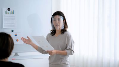 セミナーやミーティングなどにご使用いただけるホワイトボードや会議セットをご用意しております - Aスタジオ 大町 Aスタジオ 大町｜東北最大級！駅近！家具付レンタルハウススペースの室内の写真