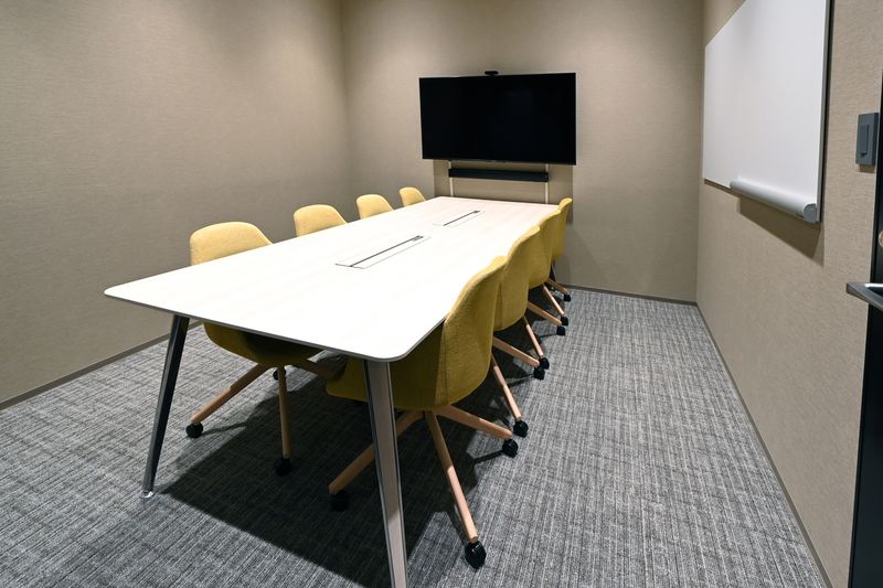 H¹T Lab (新宿野村ビルB1F)（サテライト型シェアオフィス） 会議室 01(8名)の室内の写真