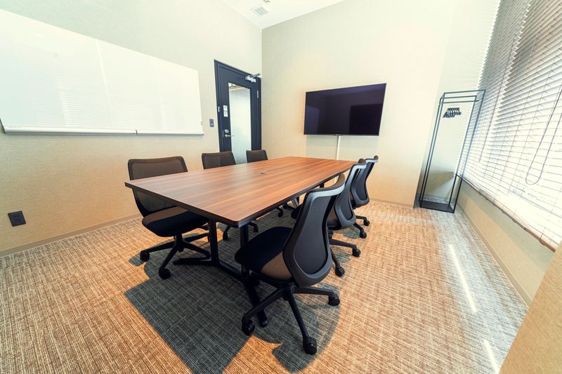 H¹T立川　（サテライト型シェアオフィス） 会議室 01(6名)の室内の写真