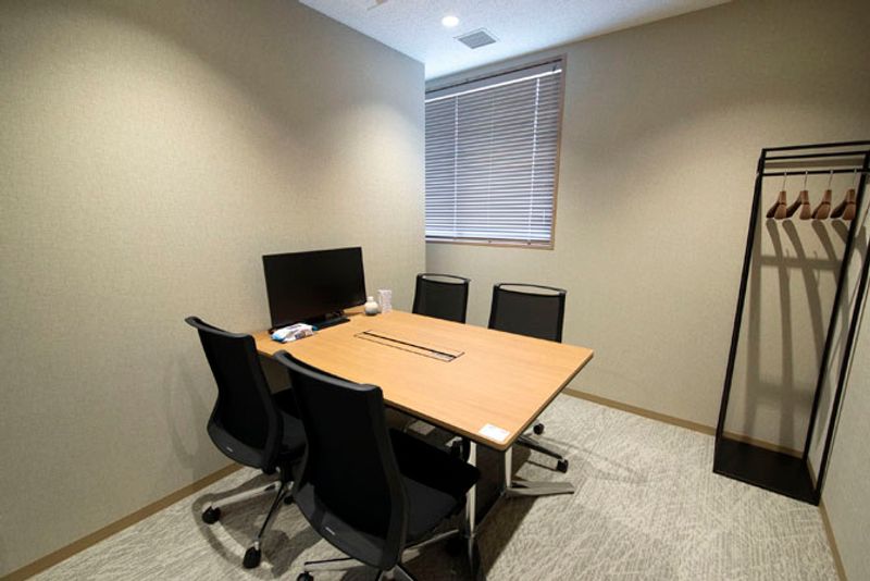 H¹T立川　（サテライト型シェアオフィス） 会議室 02(4名)の室内の写真