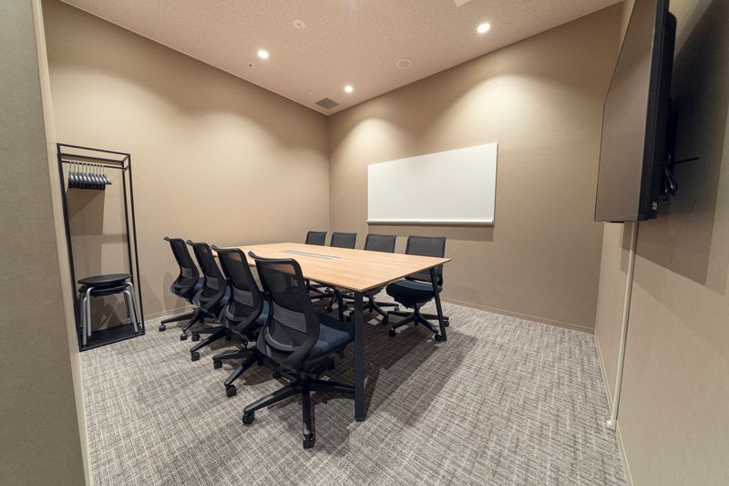 H¹T札幌（サテライト型シェアオフィス） 会議室 01(8名)の室内の写真