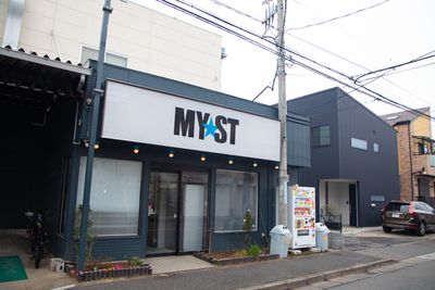 レンタルオフィスの一室に防音仕様の部屋有り - MYST（マイスタ） 撮影スタジオの入口の写真