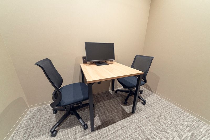 H¹T新横浜（サテライト型シェアオフィス） 会議室 01(2名)の室内の写真