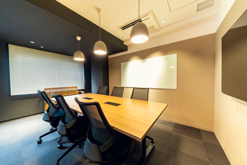 H¹T新宿西口（サテライト型シェアオフィス） 会議室 05(6名)の室内の写真