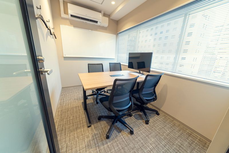 H¹T神保町（サテライト型シェアオフィス） 会議室 02(4名)の室内の写真