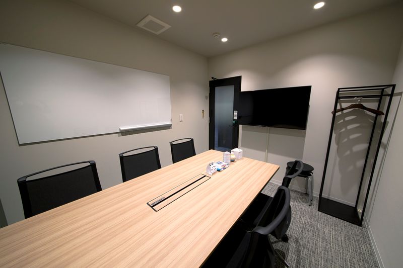 H¹T梅田（サテライト型シェアオフィス） 会議室 02(6名)の室内の写真