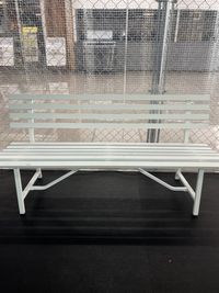 3～4人掛けの長椅子×２脚 - ゴールドジム千葉ニュータウン 卓球場レンタルスペースの設備の写真