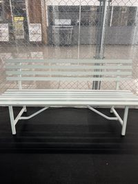 3～4人掛けの長椅子×２脚 - ゴールドジム千葉ニュータウン 【卓球台1台レンタル】卓球スペースの設備の写真