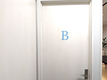 【スペース入り口】
こちらの扉からお入りください。 - ファインジム薬院店 【薬院レンタルジム】ファインジム　Bルームの入口の写真