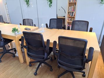 4人で使えるテーブル席 - GARAGE WASEDA 就活生にもおすすめ！コワーキング・自習室の室内の写真