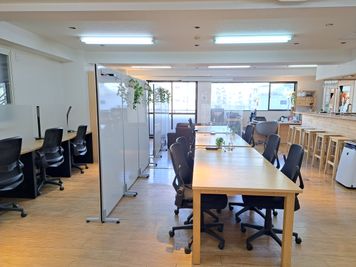 コワーキングスペースに併設された会議室です - GARAGE WASEDA 【貸し会議室】社会人用の室内の写真