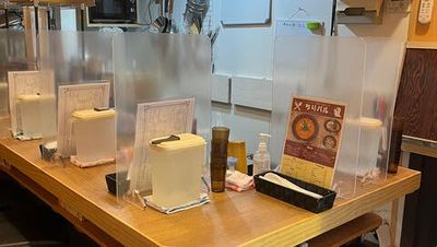一階、カウンターのみのこじんまりとしたスペースです - トムヤムクンと日替わり店主のBARちりバル レンタルキッチン　レンタル厨房　レンタル飲食店の室内の写真