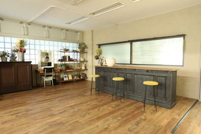 落ち着きのある木目エリア - アルファビデオレンタルスタジオ 撮影スタジオの室内の写真
