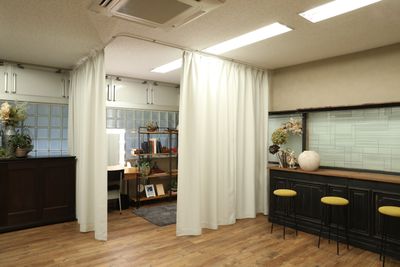 仕切りカーテンで安心のプライベート個室に1 - アルファビデオレンタルスタジオ 撮影スタジオの設備の写真