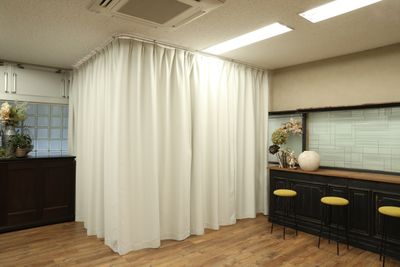 仕切りカーテンで安心のプライベート個室に2 - アルファビデオレンタルスタジオ 撮影スタジオの設備の写真