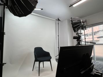 撮影スペース（バックペーパー利用撮影例）
 - ザ・オウエン・スタジオ  新大阪撮影スペース ザ・オウエン・スタジオ　新大阪撮影スペースの室内の写真