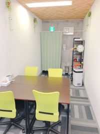 コワーキングスペースMIRAI 貸会議室(小)の室内の写真