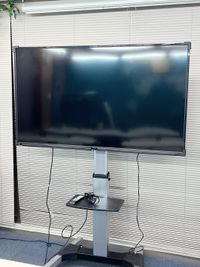 65インチ大型モニター。動かさずに丁寧にお取り扱い下さい。HDMI接続になります。 - 貸し会議室グッドスペース-Blue Mountain-  貸し会議室グッドスペース-マンハッタン会議室-の室内の写真