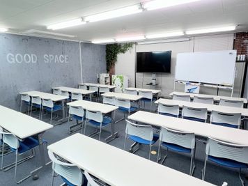 65型モニターも設置しております。 - 貸し会議室グッドスペース-Blue Mountain-  貸し会議室グッドスペース-マンハッタン会議室-の室内の写真