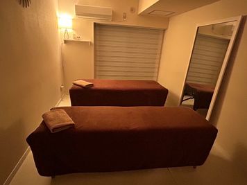 間接照明・施術台２台置けます・研修にもオススメです◎　※ 衛生上の観点から写真のタオルはレンタルとなります - 渋谷109から徒歩4分のレンタルサロン 渋谷109から徒歩4分/ 24時間 /無休営業/ 完全個室サロンの室内の写真