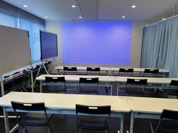 スクール形式のセミナーはこのようなイメージです - コワーキングスペースミナト イベントスペース（1～20名）の室内の写真