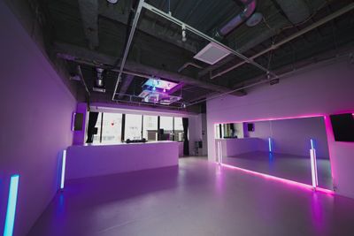 大きな鏡に照明が映えます(調光可能) - VISIONZ -HYBRID STUDIO- レンタルスタジオ・撮影スタジオの室内の写真