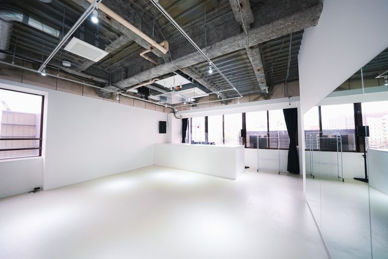白基調で広々。 - VISIONZ -HYBRID STUDIO- レンタルスタジオ・撮影スタジオの室内の写真
