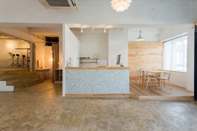 カフェのような明るくてオシャレな空間に白壁、コンクリートなど様々なシチュエーションで撮影可能なハウススタジオです。 - ターミナルレンタルスタジオ星ヶ丘