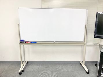 【PARM-CITY131貸会議室　多目的ホール】ホワイドボードは2枚ご用意しております｜ - PARM-CITY131貸会議室 仙台｜PARM-CITY131貸会議室　多目的ホール｜最大75名の設備の写真