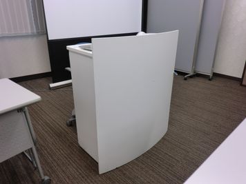 【PARM-CITY131貸会議室　多目的ホール】演台｜セミナー・講演会などに便利｜ - PARM-CITY131貸会議室 仙台｜PARM-CITY131貸会議室　多目的ホール｜最大75名の設備の写真