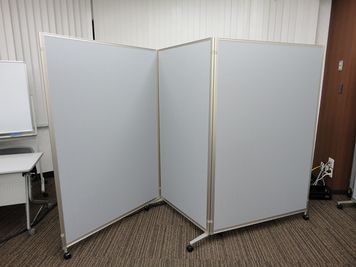 【PARM-CITY131貸会議室　多目的ホール】三つ折りパーテーション2枚あり｜部屋を仕切ったり、ブース作成にも便利｜ - PARM-CITY131貸会議室 仙台｜PARM-CITY131貸会議室　多目的ホール｜最大75名の設備の写真