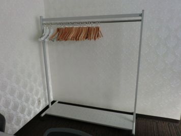 【PARM-CITY131貸会議室　多目的ホール】ハンガーラック｜ - PARM-CITY131貸会議室 仙台｜PARM-CITY131貸会議室　多目的ホール｜最大75名の設備の写真